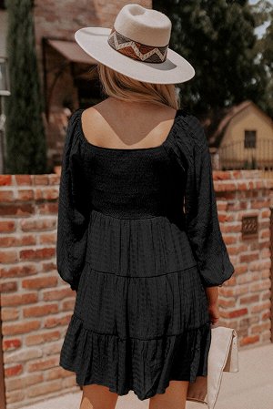 Черное многоярусное платье с объемным рукавом