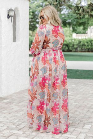 Розовое платье плюс сайз из шифона с тропическим принтом и разрезом до бедра