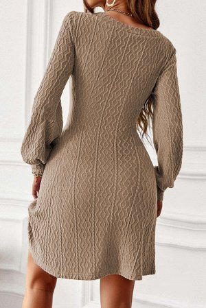 Бежевое платье мини из текстурированной ткани с V-образным вырезом