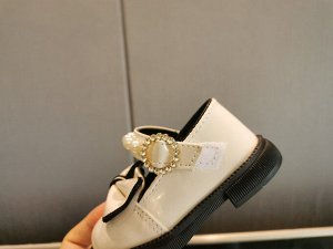 Туфли для девочки с застежкой на липучке, черно-белые с бантиком и декором