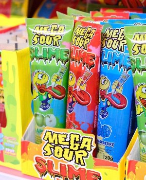 Жидкая конфета со вкусом яблока Mega Sour Slim 120 гр