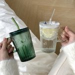 Стеклянная кружка  с соломинкой