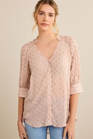 Нежно-розовая блузка с V-образным вырезом и металлизированным пятном, а также рукавами 3/4???????