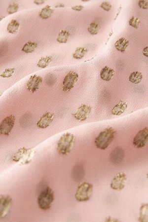 Нежно-розовая блузка с V-образным вырезом и металлизированным пятном, а также рукавами 3/4???????
