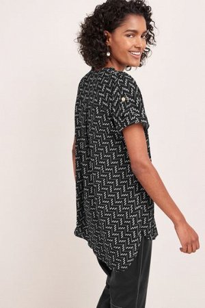 Длинная блузка-комбинация с V-образным вырезом и короткими рукавами.