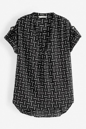 Длинная блузка-комбинация с V-образным вырезом и короткими рукавами.