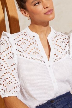 Блуза Love & Roses с V-образным вырезом и оборчатой кокеткой. Вышивка с люверсами и пышные рукава