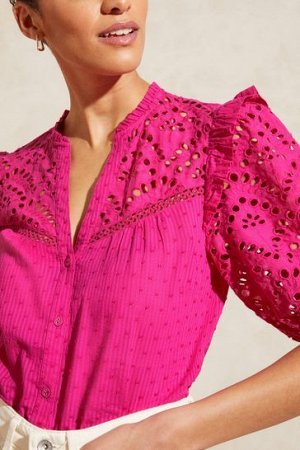 Блуза Love & Roses с V-образным вырезом и оборчатой кокеткой. Вышивка с люверсами и пышные рукава