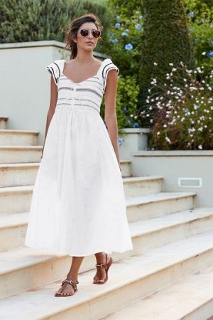 Белое платье-миди с квадратным вырезом и короткими рукавами с вышивкой