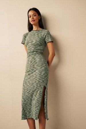 Платье миди с короткими рукавами, узором космических красок и фестончатым краем.
