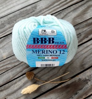 Пряжа BBB Состав: 100 % экстрафайн мериносовая шерсть
Вес: 50 гр. Длина: 63 м.  
Merino 12-50 грамм — нежнейшая итальянская мериносовая пряжа, предназначенная для создания теплых вещей для детей и взр