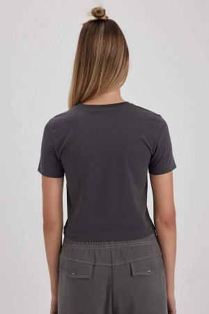 Укороченная футболка с короткими рукавами и приталенным принтом