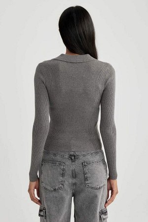 Приталенный свитер в рубчик с воротником-поло