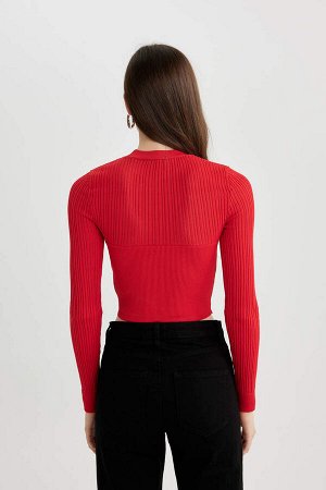 Укороченный красный свитер с полуводолазкой
