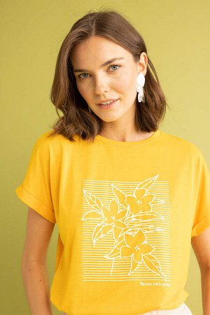 Традиционная футболка с коротким рукавом с круглым вырезом и цветочным принтом
