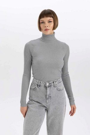 Приталенный свитер в рубчик с высоким воротником