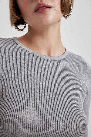 Укороченный свитер из блестящей ткани с круглым вырезом
