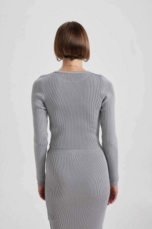 Укороченный свитер из блестящей ткани с круглым вырезом