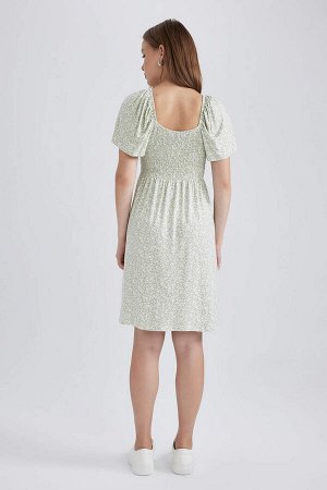 Крутое мини-платье с V-образным вырезом и короткими рукавами