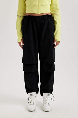 Длинные спортивные штаны DeFactoFit с карманом-парашютом и гибкими окантовками на штанинах