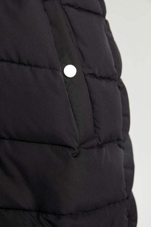 Водоотталкивающее пальто из искусственного меха обычного кроя с капюшоном