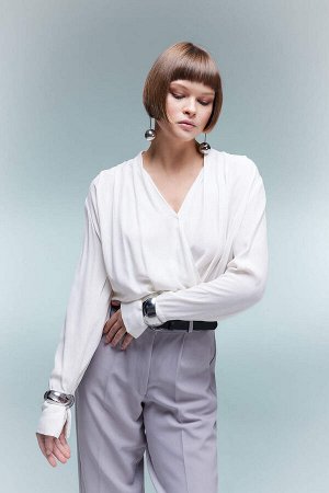 Атласная блузка стандартного кроя с запахом и длинными рукавами