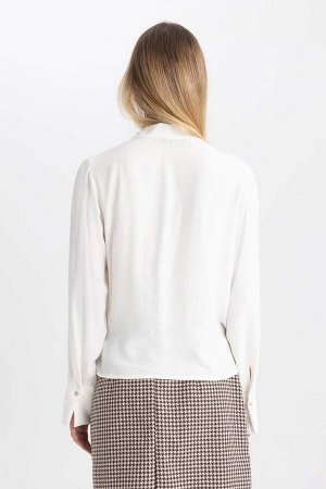 Атласная блузка стандартного кроя с запахом и длинными рукавами