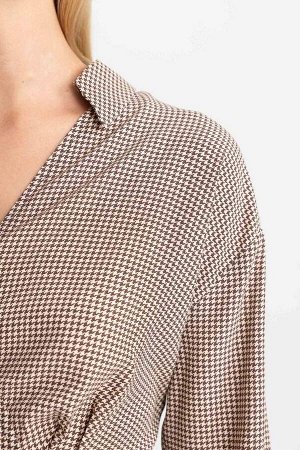 Укороченная блузка с запахом и длинными рукавами