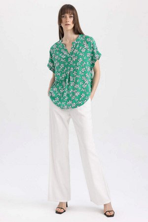Блузка стандартного кроя с цветочным узором и короткими рукавами