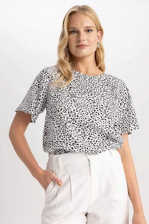Блузка стандартного кроя с круглым вырезом и короткими рукавами