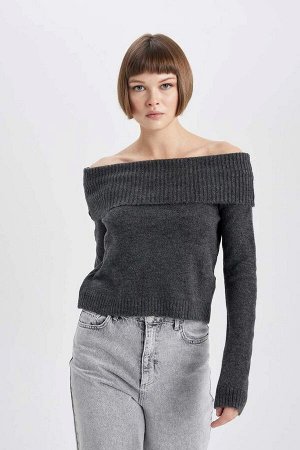 Приталенный свитер с открытыми плечами