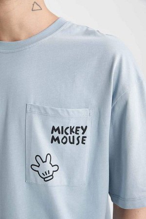 Комфортная футболка Disney Mickey & Minnie с круглым вырезом и короткими рукавами с принтом на спине