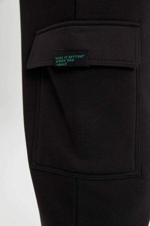 Широкие спортивные штаны стандартного кроя с карманами-карго