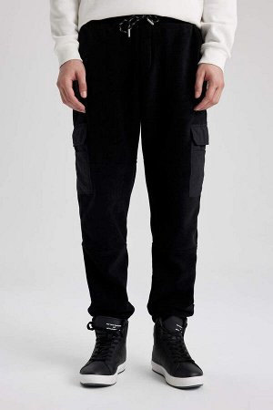 Флисовые спортивные штаны стандартного кроя с карманами-карго