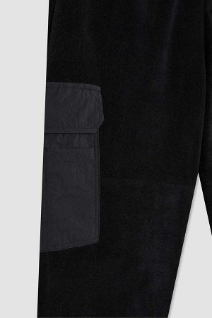 Флисовые спортивные штаны стандартного кроя с карманами-карго