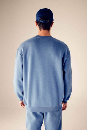 Базовый свитшот Oversize с круглым вырезом