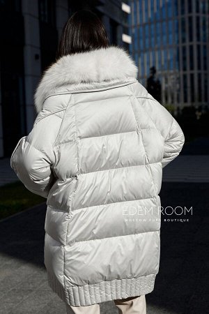 Светлое пуховое пальто с мехом