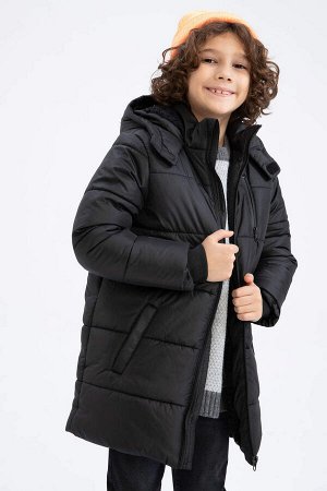 Длинное пальто с капюшоном на плюшевой подкладке для мальчика