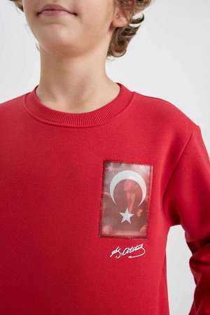 Красная толстовка с капюшоном для мальчиков на 29 октября ко Дню Республики