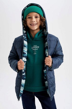Двусторонний пуховик с капюшоном и плюшевой подкладкой для мальчика
