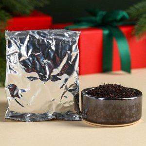Подарочный набор в «С Новым годом»: чай чёрный со вкусом: яблочный штрудель 50 г., кофе молотый со вкусом: нуга 50 г., конфеты с начинкой 50 г.