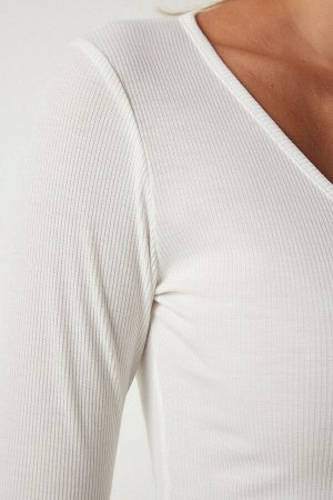 Женская белая укороченная трикотажная блузка с v-образным вырезом UB00201