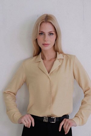 Блуза с английским воротником в палевом оттенке