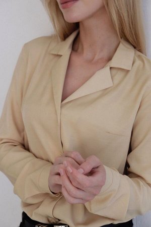 Блуза с английским воротником в палевом оттенке