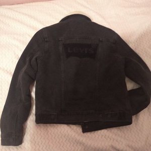 Джинсовая куртка levis