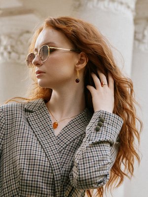 Яркие серьги-гвоздики с натуральным янтарём на цепочке «Юпитер»