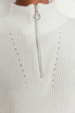Мягкий текстурированный трикотажный свитер на молнии цвета экрю