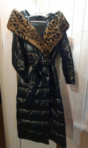Демисезонное пуховое пальто с меховым капюшоном