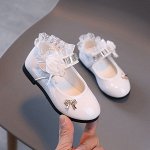 Туфли для девочки с застежкой и красивым декором, белые
