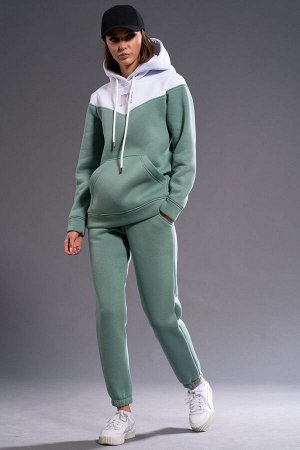Костюм Костюм Kivviwear 3052305304 нефрит 
Состав: ПЭ-26%; Хлопок-70%; Эластан-4%;
Сезон: Осень-Зима
Рост: 170

Худи с двухцветным дизайном привлекает внимание благодаря отделочной кокетке. Она добав